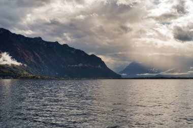 Cenevre Gölü manzarası ve İsviçre, Alpler 'de bulutlu gökyüzü