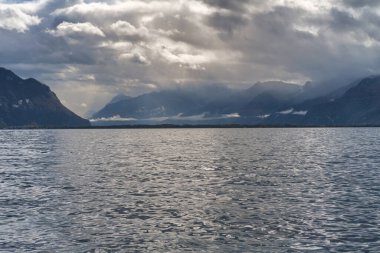 Cenevre Gölü manzarası ve İsviçre, Alpler 'de bulutlu gökyüzü
