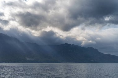 Cenevre Gölü manzarası ve İsviçre, Alpler 'de bulutlu gökyüzü