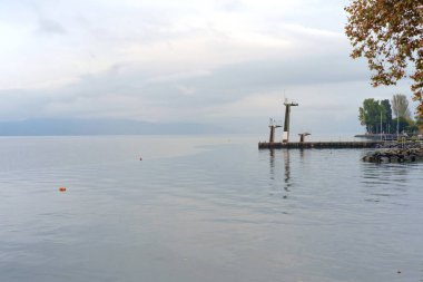 Dalış platformu ve gölün sakin sularına uzanan bir iskele.