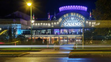 Evian-Les-Bains, Fransa, 25 Ekim 2025. Geceleri Evian Resort Kumarhanesi 'nin önünde