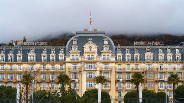 MONTREOUX, SWitzerland - 25 Ekim 2025. Fairmont Le Montreux Sarayı, İsviçre 'nin Montreux şehrinde bulunan tarihi lüks bir otel..