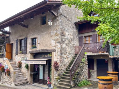 Yvoire, Fransa - 24 Ekim 2025. Fransa 'nın Yvoire kentindeki ortaçağ köyünün manzarası ve eski evleri