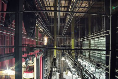 Tiyatronun sahne arkasında teknik ekipman var. Sahne ışıkları canlı müzikal tiyatro etkinlikleri için donanım yapısı