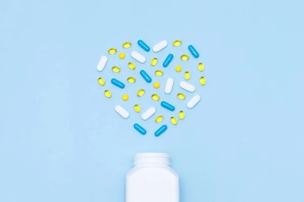 Diferentes Comprimidos Cápsulas Forma Coração Conceito Vida Saudável Suplementos Vitaminas — Fotografia de Stock