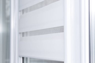 Kumaş pencere silindirini kapat, sistemi gece gündüz kapat.