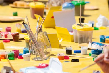 Çocuklar için açık havada çizim dersleri