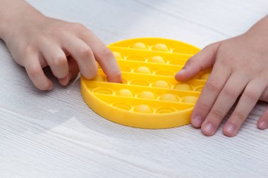 Patlak baloncuk esnek, hareketli oyuncak poppit 'i it.