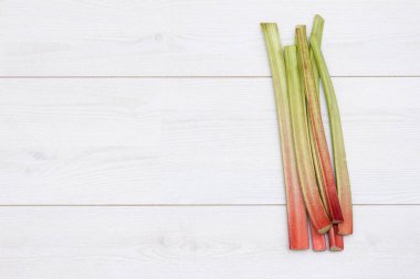 Rhubarb sapları masada, boşluğu kopyala