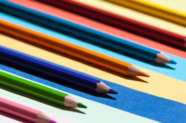 Renkli arka planda renkli kalemler. Okula dönmek, düzenleme konsepti..