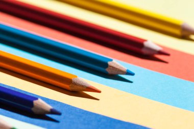 Renkli arka planda renkli kalemler. Okula dönmek, düzenleme konsepti..