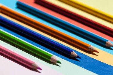 Renkli arka planda renkli kalemler. Okula dönmek, düzenleme konsepti..