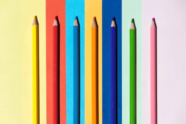 Renkli arka planda renkli kalemler. Okula dönmek, düzenleme konsepti..