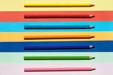 Renkli arka planda renkli kalemler. Okula dönmek, düzenleme konsepti..