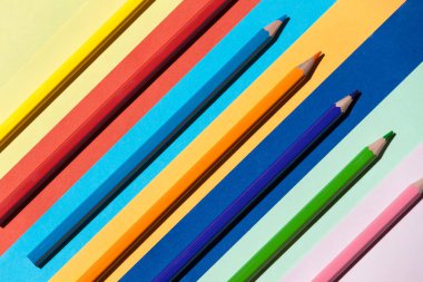 Renkli arka planda renkli kalemler. Okula dönmek, düzenleme konsepti..