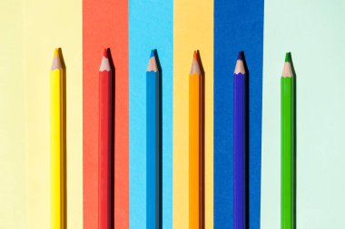 Renkli arka planda renkli kalemler. Okula dönmek, düzenleme konsepti..