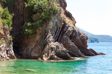 Denizde güzel kayalar var. Rafailovichi. Karadağ.