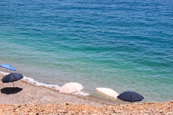 Guarda Chuvas Diferentes Uma Praia Ensolarada Montenegro — Fotografia de Stock