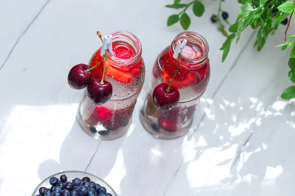 Variedad Fruta Con Agua Desintoxicación Frascos Pequeños Vidrio Refrescantes Bebidas — Foto de Stock