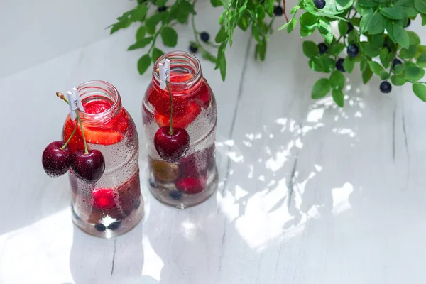 Variedad Fruta Con Agua Desintoxicación Frascos Pequeños Vidrio Refrescantes Bebidas — Foto de Stock