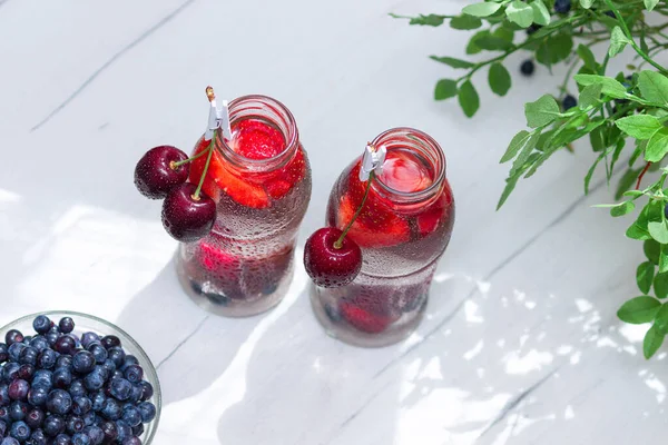 Różnorodność Owoców Detox Wody Szklanych Małych Butelek Odświeżające Letnie Drinki — Zdjęcie stockowe