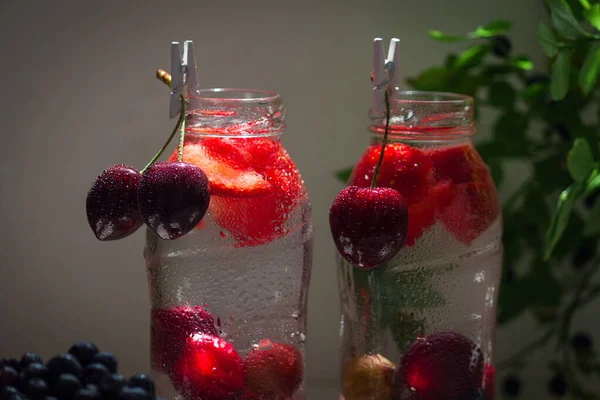 Verschiedene Früchte Mit Entgiftungswasser Kleinen Glasflaschen Erfrischende Sommergetränke Gesunde Ernährung — Stockfoto