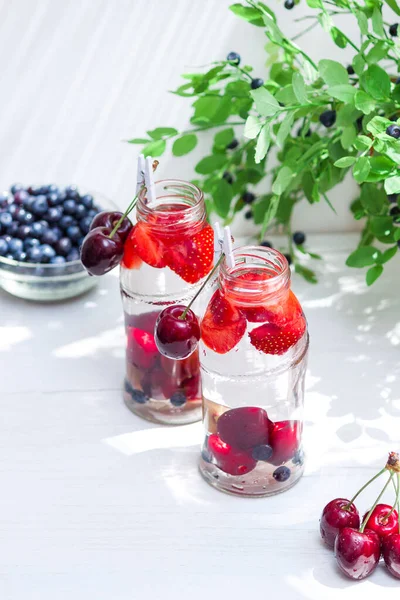 Variedad Fruta Con Agua Desintoxicación Frascos Pequeños Vidrio Refrescantes Bebidas — Foto de Stock