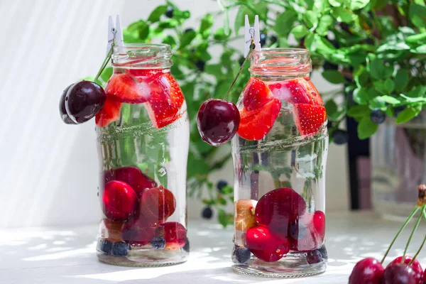 Variation Frukt Med Detox Vatten Glas Små Flaskor Uppfriskande Sommardrinkar — Stockfoto