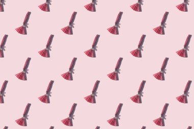 Pembe kağıt büyücülüğüyle kusursuz desen. Cadılar Bayramı yaratıcı geçmişi.