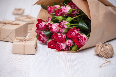 Çiçekler, çevre dostu malzemelerin bulunduğu kutular. Tatil için doğal konsept.