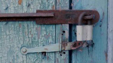 Kapıda eski paslı asma kilit