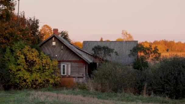 Gammal Bondgård Höstkvällen — Stockvideo