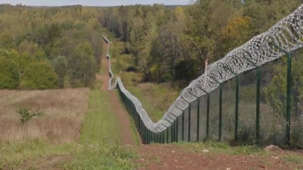 Prikkeldraad Hek Aan Staatsgrens — Stockvideo