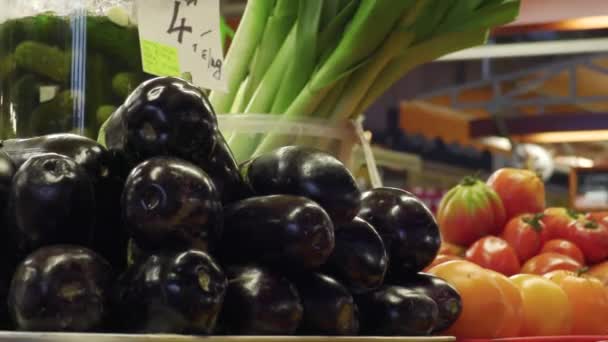 Γεωργικά Προϊόντα Στον Πάγκο Της Αγοράς — Αρχείο Βίντεο