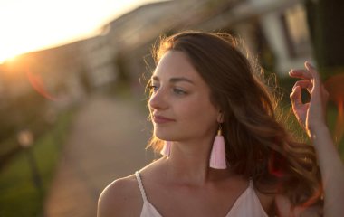 Yaz akşamında poz veren güzel kız.