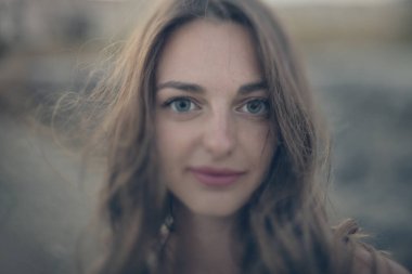 Yaz akşamında poz veren güzel kız.