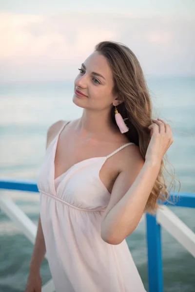 Junge Schlanke Schöne Frau Sonnenuntergang Strand — Stockfoto