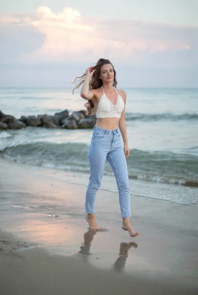 Junge Schlanke Schöne Frau Sonnenuntergang Strand — Stockfoto