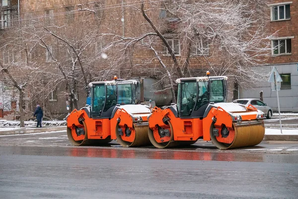 Βαρέα Μηχανήματα Για Την Επισκευή Δρόμων Κάτω Από Χιόνι Εικόνα Αρχείου