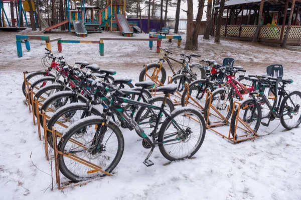 Wypożyczalnia Rowerów Parking Pod Śniegiem — Zdjęcie stockowe