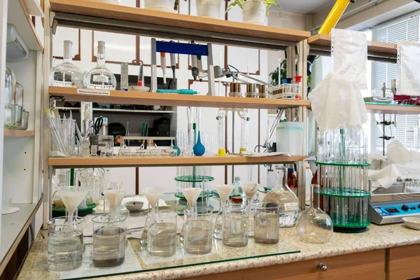 Химическая Лаборатория Колбами Химическими Реагентами — стоковое фото