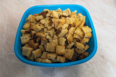 Fırında bir kase kraker pişir.