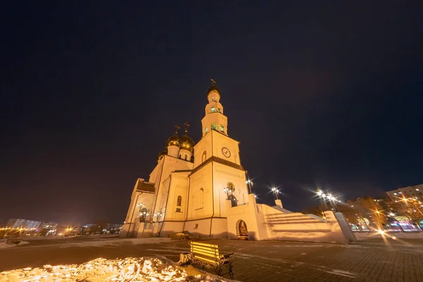 Nattfoto Ortodox Katedral Gyllene Kupoler Ljuset Gatlyktor Ryssland Abakan — Stockfoto