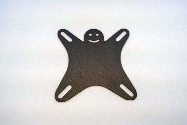 Gülümseyen bir adam şeklinde asılmış parantez