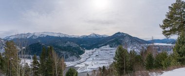 Sayano-Shushenskaya hidroelektrik santralinin barajı. Kış. Rusya