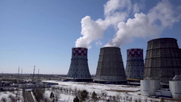 火力发电厂的地盘 蓄水池和冷却塔 — 图库视频影像