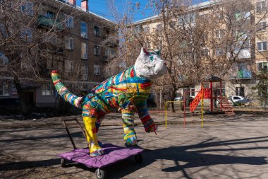 Çöpten yapılmış bir kaplan figürü sıradan bir apartman dairesine yerleştirilir..