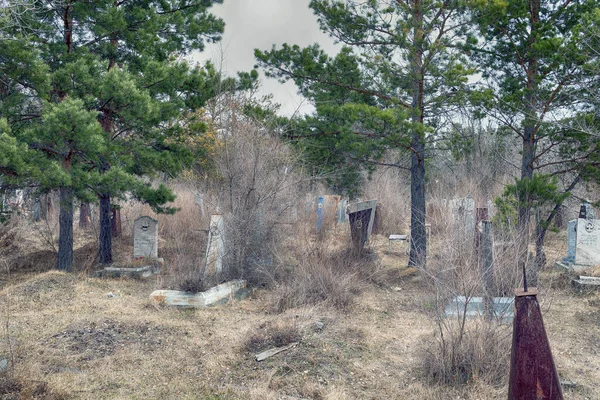 Παλιό Νεκροταφείο Και Εγκαταλελειμμένοι Τάφοι — Φωτογραφία Αρχείου