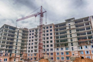 Yüksek katlı bir apartmanın şantiyesinde kule vinci.