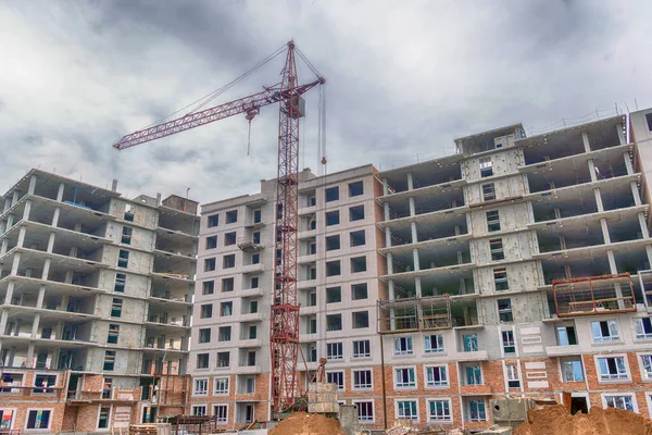 Yüksek katlı bir apartmanın şantiyesinde kule vinci.